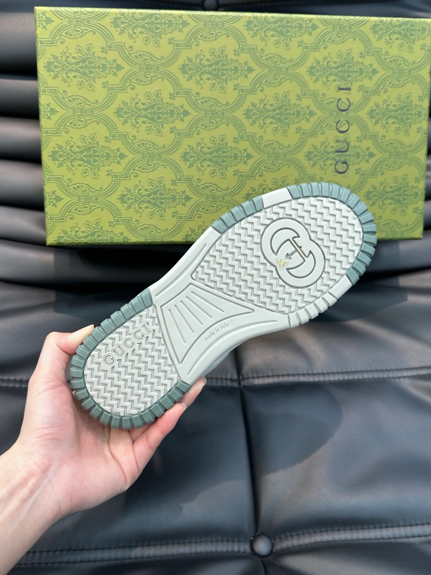 Men's Men's Shoes 💰p520 "GUCC*" Gucci's new couple's 👫 distressed effect sneakers. This low-top sneaker adopts a basketball-style silhouette design and cleverly incorporates hollow panels and distressed effects, showing its unique ingenuity. The ingenuity incorporates brand logo details such as interlocking Double G styling accessories and Gucci lettering, a low-key tribute to the brand's design heritage. A rubber non-slip outsole, inlays and embossed sole give the entire design a contemporary feel. Size: 35-45